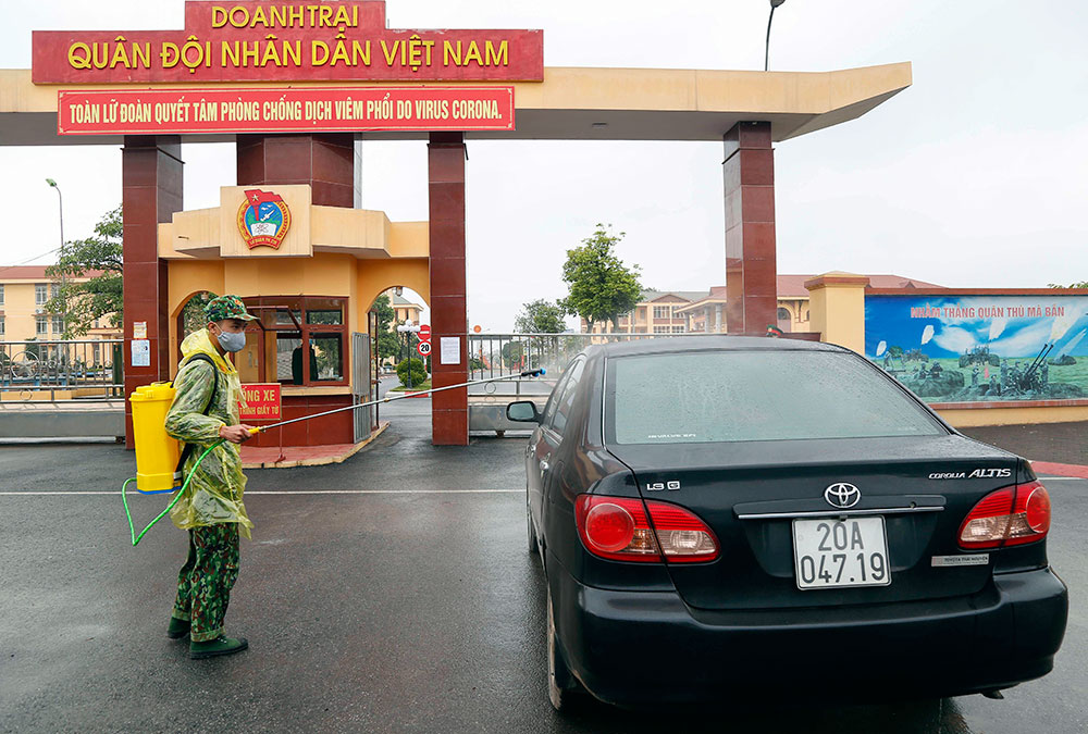 Tổ quân y cơ động Lữ đoàn Phòng không 210 phun khử khuẩn phương tiện ra vào doanh trại.